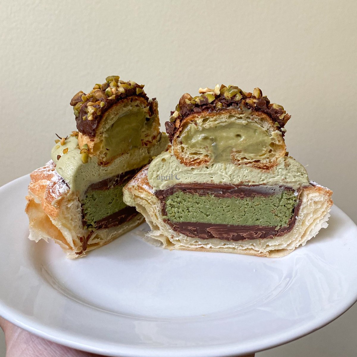 journeywithApr's tweet photo. kalian harus coba Choussant Chocolate Dubai punya La Maison de Pierre

isinya pistachio kunafa, diatasnya pistachio choux BENERAN ENAK BANGETTTT….. https://t.co/MPD1w2Y0Mf