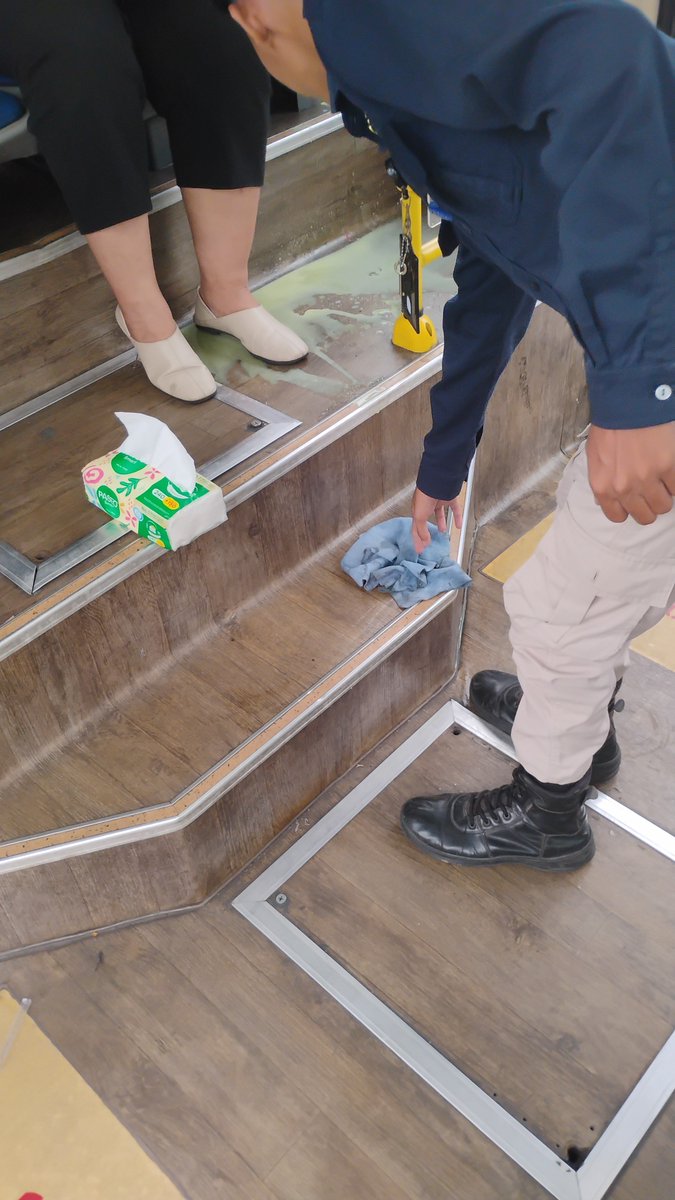 akamybo's tweet photo. Kemarin ada kejadian di TJ S61 pas bis goyang ada yang minumannya tumpah.  @PT_Transjakarta aturan bawa minuman ke dalam bis gimana ya? Soalnya kasian pramudinya jadi dapet kerja tambahan. Buat mba yang numpahin minimal tanggung jawab lap sampe bersih bukan diem aja 🙏 https://t.co/CHkBDYq7HR