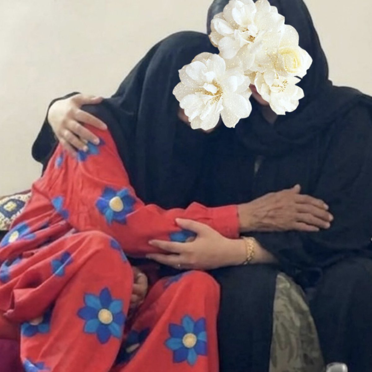 ii_si71's tweet photo. أعود إلى صورك القديمة
كـ لاجئه تفتح بال وطن
وتعود الذكرى
تعود التفاصيل
ويعود قلبي كأول يوم فقد
وأنتِ يا جدتي 
لا تعودين 
لازال قلبي يتقطع شوقًا إليكِ
وسيظل عزائي بكِ عمرًا حتى نلتقي
رحمكِ الله ياحبيبه حفيدتك.. https://t.co/lgMpt02uDO