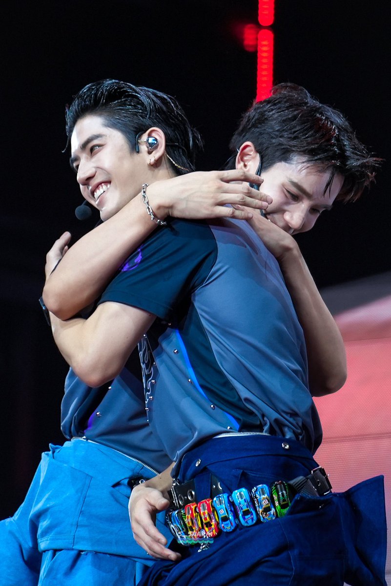 panpanPsusxs's tweet photo. “ถ้าไม่มีเธอก็ไม่มีฉัน ถ้าไม่มีกันคงเท่ากับศูนย์ ที่เราเดินทางมาพบกัน ผ่านกี่เรื่องราวหมื่นร้อยพัน เธอเชื่อมั้ยยย ถูกกำหนดไว้ไม่ใช่บังเอิญ~” 

🥑🌊💜🩵”

#LOLFanFest2026D2 
#jimmyjp #sea_tawinan  

: ขอบคุณเจ้าของภาพค่า🙏 https://t.co/IOBj9NUEAF