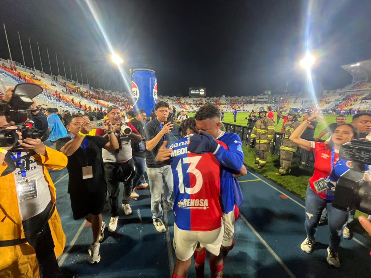 DiarioCoLatino's tweet photo. #FinalLMF | 🐯
Así celebra @CDeportivoFAS el campeonato del Clausura 2026, tras vencer a Águila 3 x 0. https://t.co/33MW2PMjlz