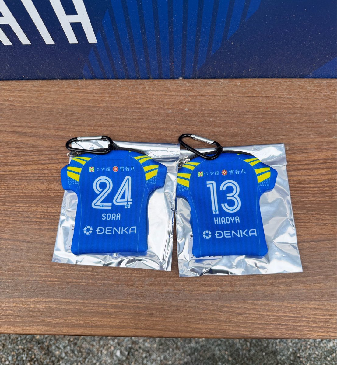 wjmo45's tweet photo. モンテディオ山形 ユニフォーム型ポーチ 交換  

求￤ 13白 14青白

譲￤ 13青  24青

 #モンテディオ山形  #montedio https://t.co/kqFqclSCIj
