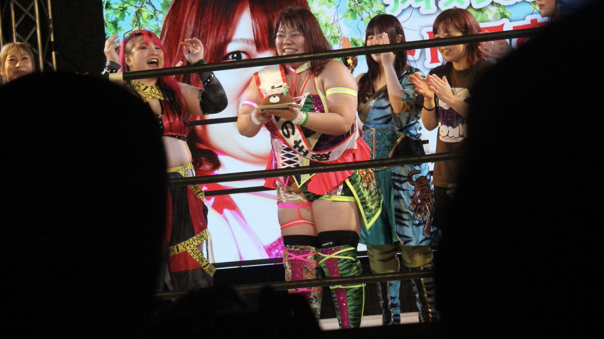 kk_prow's tweet photo. プロレスでハッピー アイスリボーン！のあと、サプライズのケーキが登場して嬉しそうなさつきちゃんです😍
#トトロさつき #iceribbon https://t.co/kzSfHIwt8t