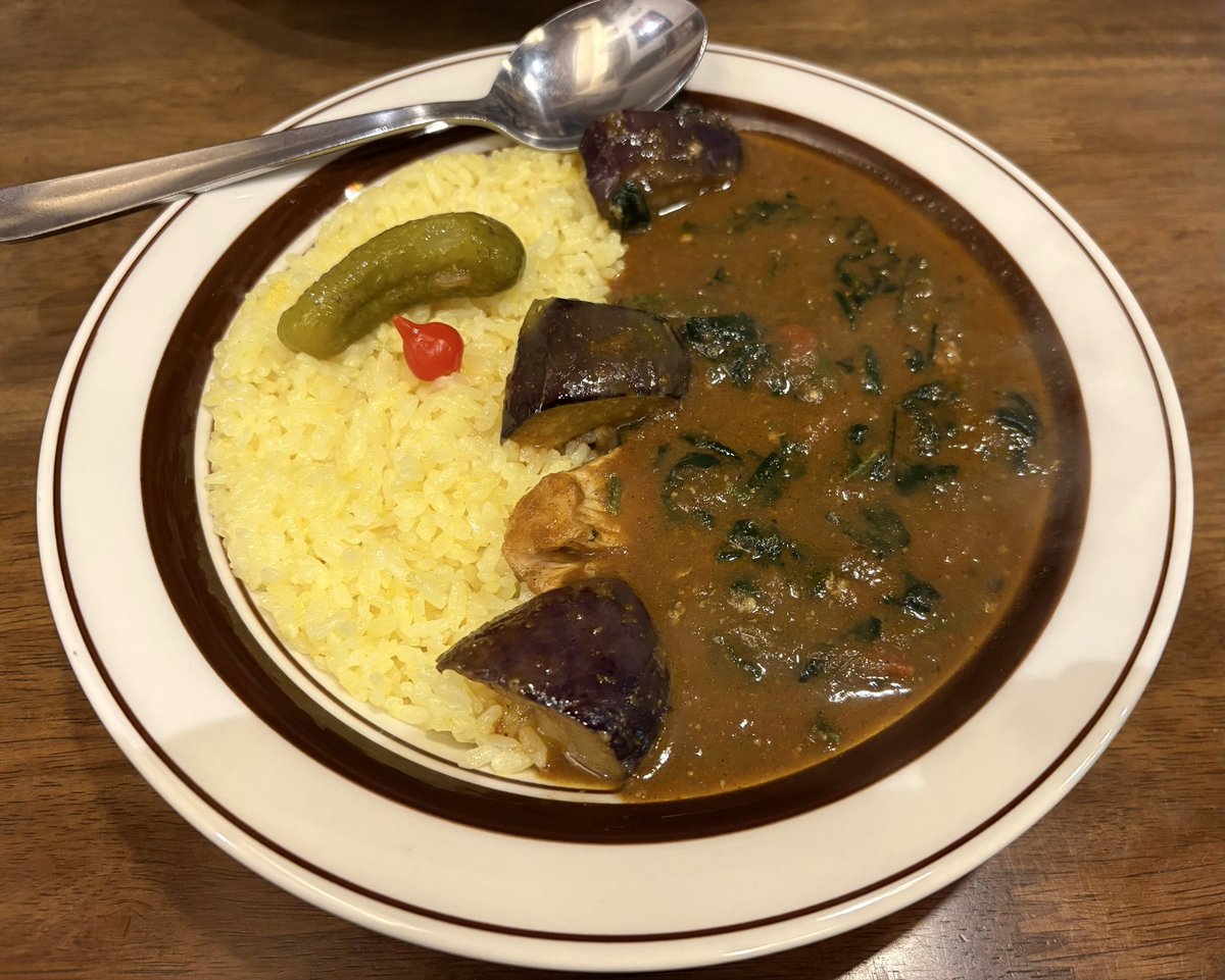 spicezuki's tweet photo. 26.0517 チキンカレー、ミックス野菜。さらっとしていながらくっきりとスパイスが香る、ルーツを想起せざるを得ない存在感。野菜は太っ腹なボリュームと丁寧に仕立てで、とにかく美味い。#喫茶ドミンゴ https://t.co/xVLk6QpkSm