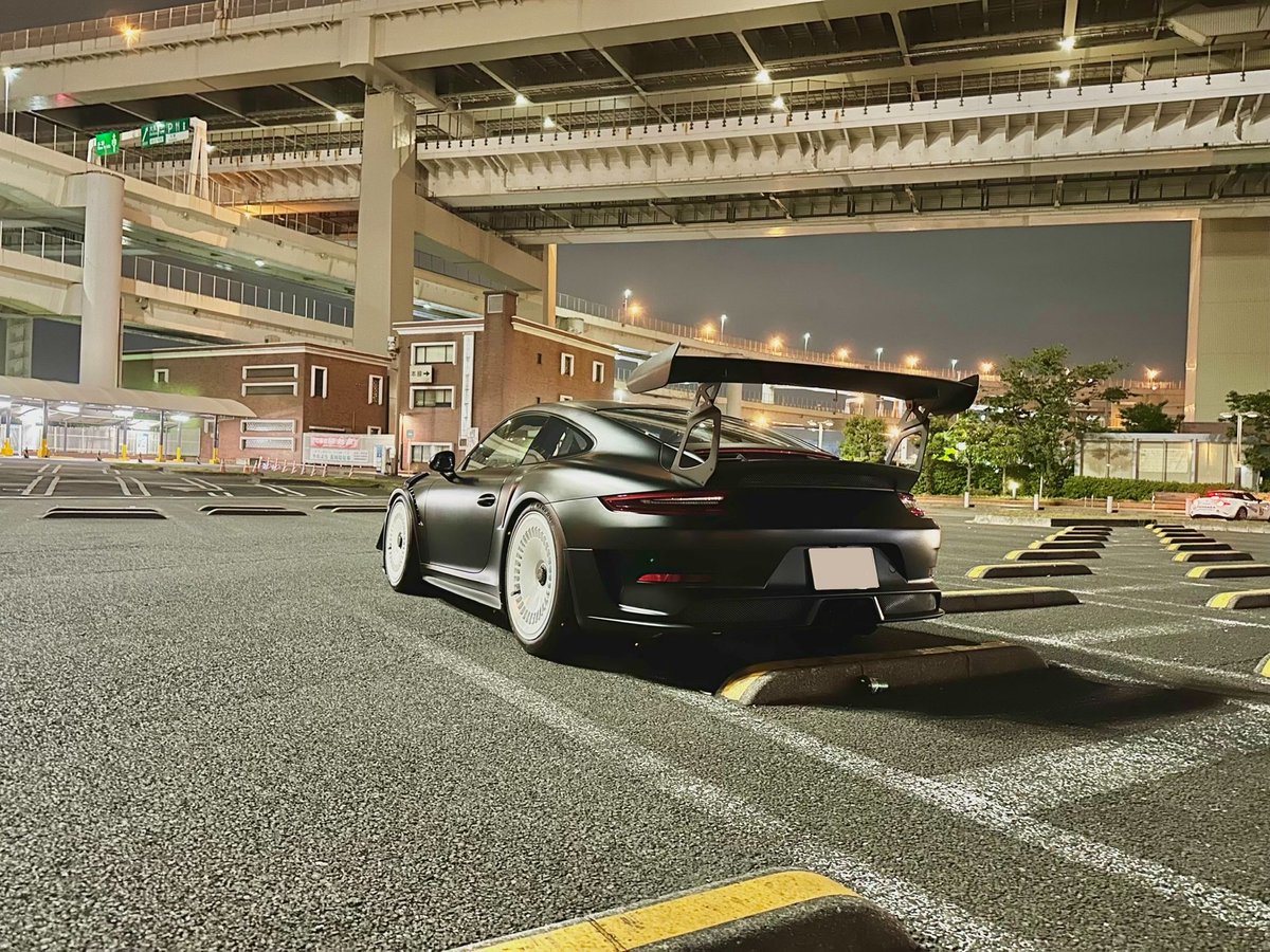 chitamaru4's tweet photo. Porsche 991.2 GT3 RS

昨夜は出発して5分で雨☔
せっかく、屋根開けて走ろうと思ったのに‼︎
296格納→RSで。
どうせすぐ止むだろうと思ったらまさかの本降り。。。
天気予報の雨マークは一つもなかったはずなのに😱
都内はダメだと思ったから横浜遠征へ。
くるっと回って大黒入ったら閉鎖解除直後でガラガラ🤩

横浜は全然降ってなかったから楽しく遊べました。
都内に戻ったら思った以上に路面が乾いてたので、夜更かし決定w 

でも、楽しかったから問題無し🌞
