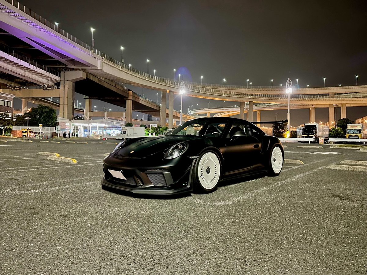 chitamaru4's tweet photo. Porsche 991.2 GT3 RS

昨夜は出発して5分で雨☔
せっかく、屋根開けて走ろうと思ったのに‼︎
296格納→RSで。
どうせすぐ止むだろうと思ったらまさかの本降り。。。
天気予報の雨マークは一つもなかったはずなのに😱
都内はダメだと思ったから横浜遠征へ。
くるっと回って大黒入ったら閉鎖解除直後でガラガラ🤩

横浜は全然降ってなかったから楽しく遊べました。
都内に戻ったら思った以上に路面が乾いてたので、夜更かし決定w 

でも、楽しかったから問題無し🌞