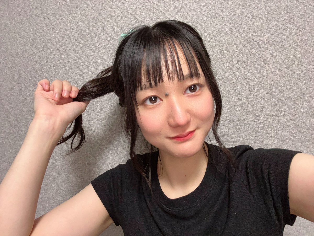 cloneofficialx's tweet photo. ポニテで巻いたよ！
リボンチラッて見えるの
分かるかな？笑🎀

今週金曜日は秋葉原
TwinBox AKIHABARAにて
ライブです！🎤
℃‐LONEの出番は17時20分
からです！！絶対楽しいライブに
するから見に来てね٩( ᐛ )و
まゆこ（仮） https://t.co/Icy6TVjtah
