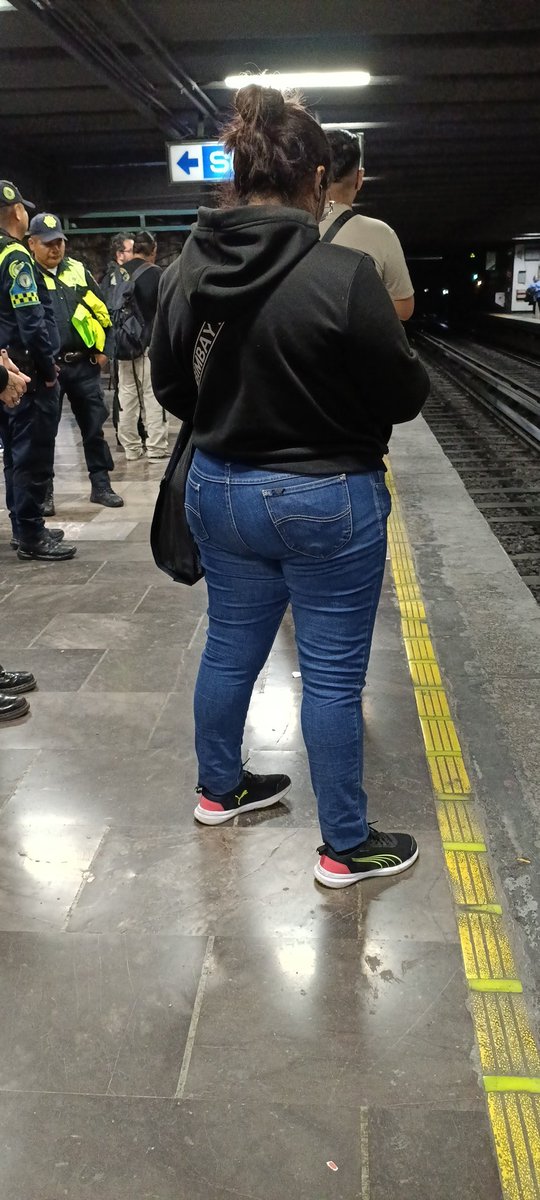 meripacso's tweet photo. @MetroCDMX línea 2 pinche servicio de mierda llevamos 20 minutos aquí en la estación Allende sin servicio https://t.co/2pcwtYsHJh