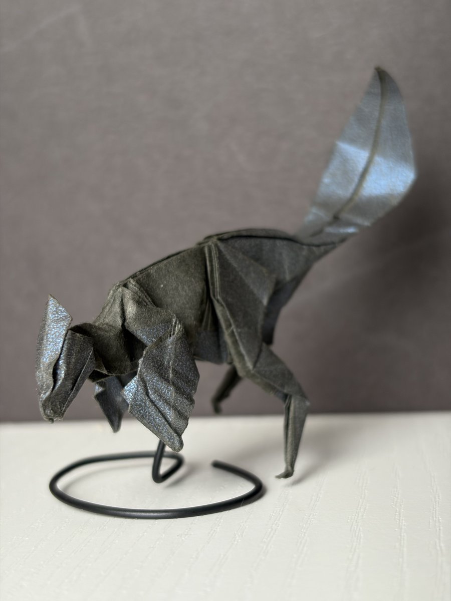 ARAK0515's tweet photo. 「Velociraptor」
創作: Astroña Yery J.(この方で合ってる？)
出典:ORIGAMI MASTERPIECES
使用紙:カラペラピス(15㎝)

電書版データを使い、昨日新幹線の中で折ってた。
本来は30㎝推奨とあったが、他の恐竜折り紙と比べて小柄にしたかったのです。

 #折り紙 https://t.co/aURHMmD6V9
