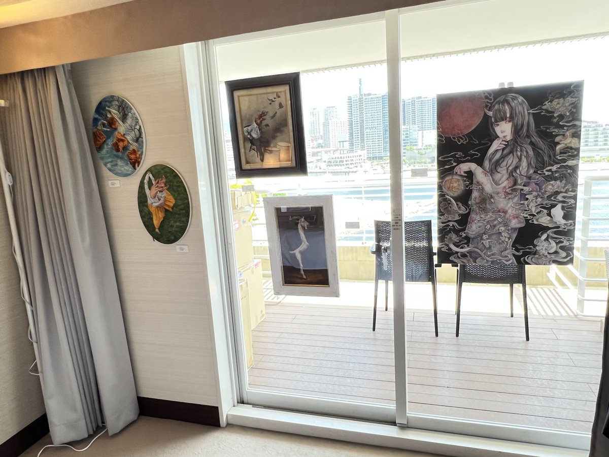 julespascin's tweet photo. 「KOBE ART MARCHÉ 2026」本日最終日始まりました。19時までです。

会場：神戸メリケンパークオリエンタルホテル7階
兵庫県神戸市中央区波止場町5-6
https://t.co/Re5ZzqsrWx

みうらじろうギャラリーは、749号室です。
出品予定作家：Sotaro Oka、奥野久美子、久下じゅんこ、佐々木茜、菅野愛沙子、田中巳桃、タムラグリア、田村研一、豊永侑希、永瀬武志、長谷川友美、泥方陽菜、松本潮里

作品リストは、こちら。
https://t.co/cCERT3novc

ご招待券がまだございますので、受付で呼びだしていただければ差し上げます。

※作品はメールでもご注文を受け付けます。
お申込み・お問い合わせメールには必ずお名前とご住所をお書きください。書いていない場合は返信しないことがございます。ご了承ください。