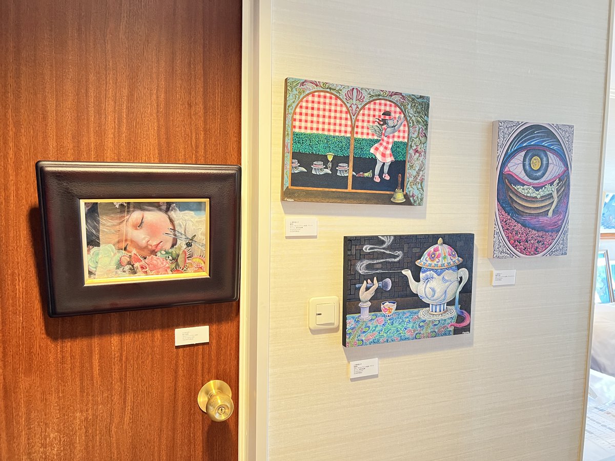 julespascin's tweet photo. 「KOBE ART MARCHÉ 2026」本日最終日始まりました。19時までです。

会場：神戸メリケンパークオリエンタルホテル7階
兵庫県神戸市中央区波止場町5-6
https://t.co/Re5ZzqsrWx

みうらじろうギャラリーは、749号室です。
出品予定作家：Sotaro Oka、奥野久美子、久下じゅんこ、佐々木茜、菅野愛沙子、田中巳桃、タムラグリア、田村研一、豊永侑希、永瀬武志、長谷川友美、泥方陽菜、松本潮里

作品リストは、こちら。
https://t.co/cCERT3novc

ご招待券がまだございますので、受付で呼びだしていただければ差し上げます。

※作品はメールでもご注文を受け付けます。
お申込み・お問い合わせメールには必ずお名前とご住所をお書きください。書いていない場合は返信しないことがございます。ご了承ください。