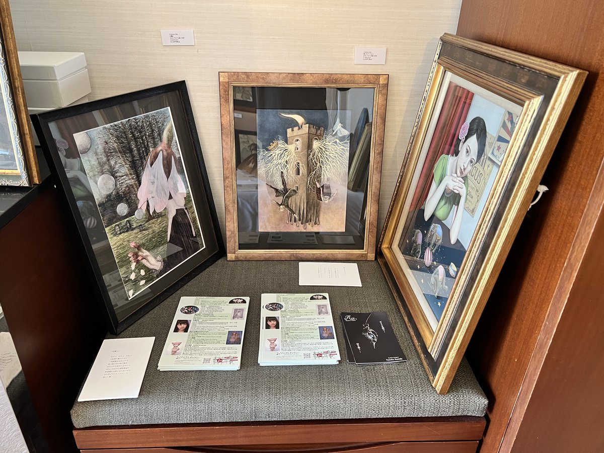 julespascin's tweet photo. 「KOBE ART MARCHÉ 2026」本日最終日始まりました。19時までです。

会場：神戸メリケンパークオリエンタルホテル7階
兵庫県神戸市中央区波止場町5-6
https://t.co/Re5ZzqsrWx

みうらじろうギャラリーは、749号室です。
出品予定作家：Sotaro Oka、奥野久美子、久下じゅんこ、佐々木茜、菅野愛沙子、田中巳桃、タムラグリア、田村研一、豊永侑希、永瀬武志、長谷川友美、泥方陽菜、松本潮里

作品リストは、こちら。
https://t.co/cCERT3novc

ご招待券がまだございますので、受付で呼びだしていただければ差し上げます。

※作品はメールでもご注文を受け付けます。
お申込み・お問い合わせメールには必ずお名前とご住所をお書きください。書いていない場合は返信しないことがございます。ご了承ください。