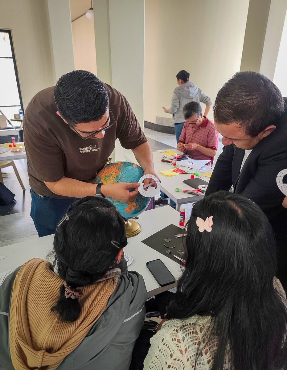 JonhBS's tweet photo. Gracias al profesor @astrosvd y a la @acadcienciacol por la invitación y oportunidad a ser parte de este taller de observación solar y movimiento del cielo en la @BibliotecaNalCo. Gracias a todos los que asistieron. Fue una muy bonita experiencia. https://t.co/ENSro9EZF4