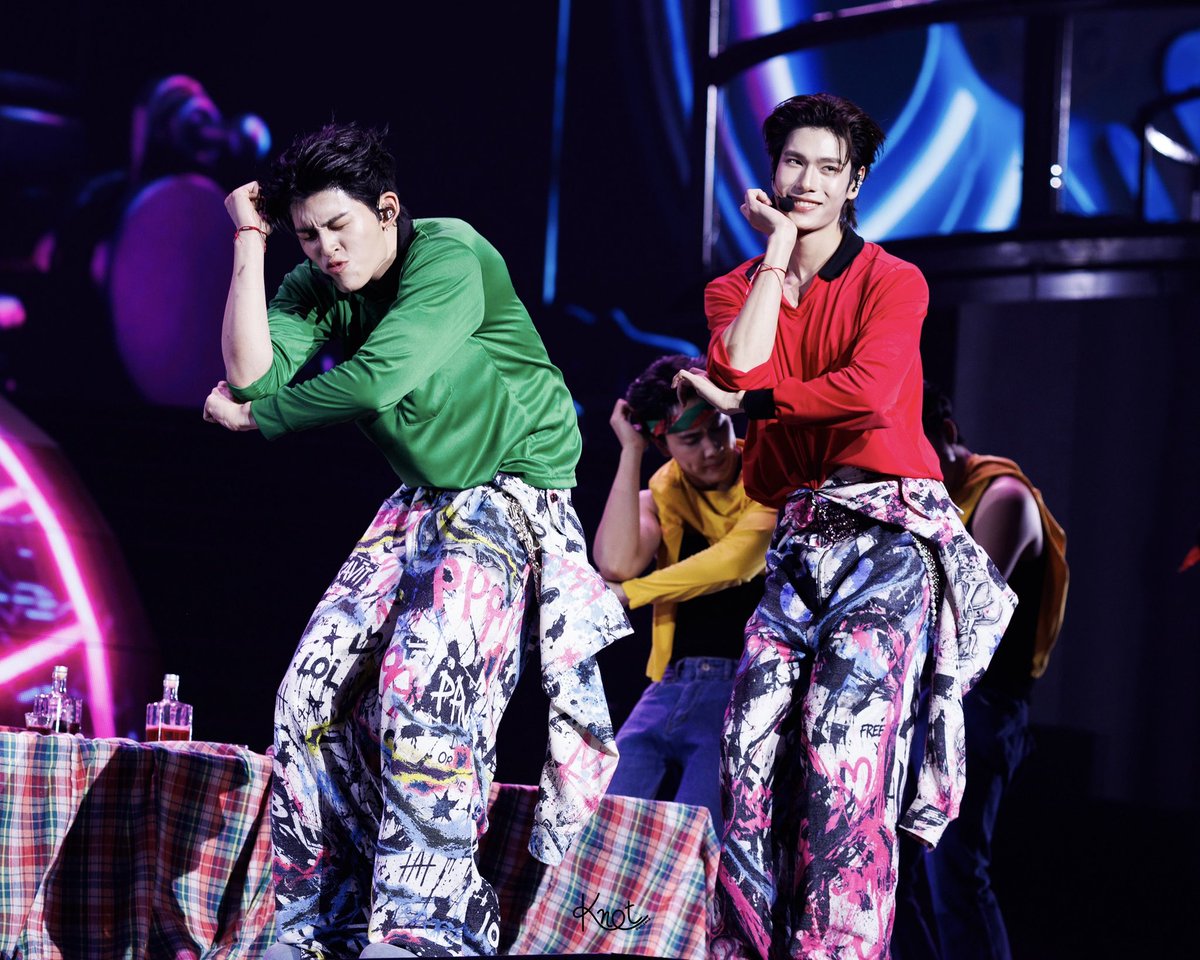 twixtpp's tweet photo. รูปนี้คือเมะเพี้ยนกับเคะสวย 100000% ต่อให้ภูวินเต้นโจ๊ะขนาดไหนก็ยังสวย ส่วนปอนด์คืออย่าได้ไปเต้นแบบนี้หน้าฮ้าน ขอเลย 55555555555555555555555 https://t.co/xB1XXRj6tB