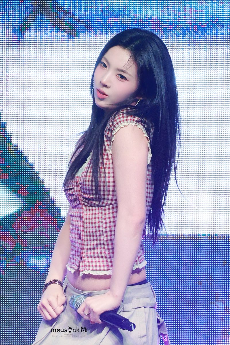 meushake0609's tweet photo. 260523 장미 축제

🌹

#ifeye #이프아이 #MEU #미유 https://t.co/sRTYhUd5gD