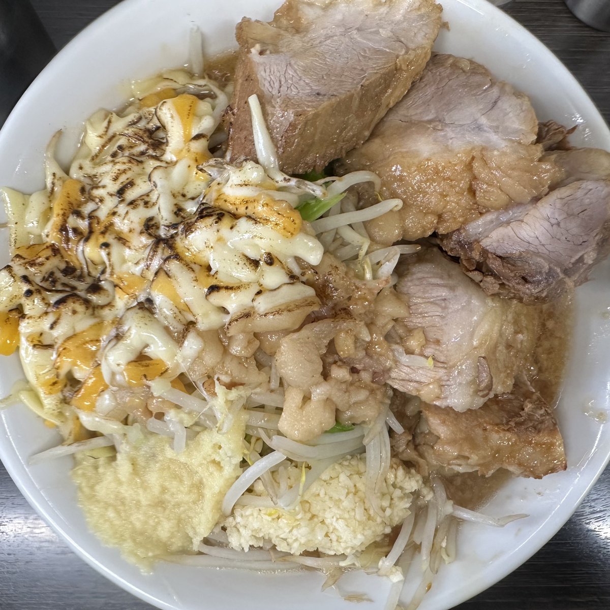 politic_patriot's tweet photo. 【本日の昼食】（ラーメン二郎 川越店）
ラーメン（1,000円），麺増し（100円），豚増し（200円），あぶりチーズ（150円）。ヤサイニンニクアブラカラメアレ。平打ちの中太縮れ麺はグミグミとしている。ブタは食べ応えがある。乳化スープは醤油が程良い。完飲。
満足度：★★★★★★★★★★ https://t.co/GhfQv13LdJ