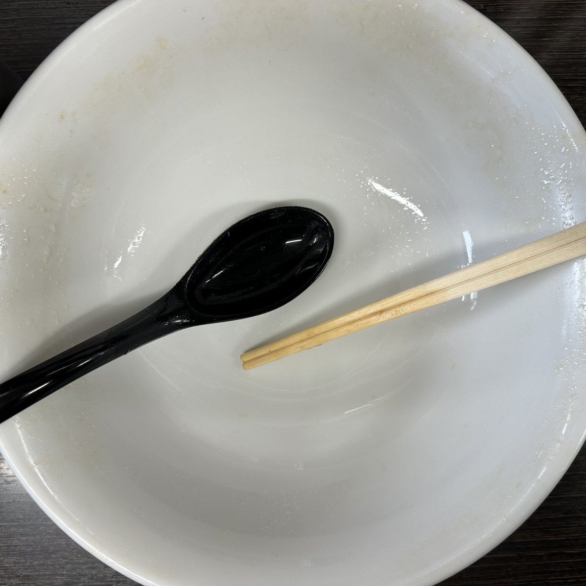 politic_patriot's tweet photo. 【本日の昼食】（ラーメン二郎 川越店）
ラーメン（1,000円），麺増し（100円），豚増し（200円），あぶりチーズ（150円）。ヤサイニンニクアブラカラメアレ。平打ちの中太縮れ麺はグミグミとしている。ブタは食べ応えがある。乳化スープは醤油が程良い。完飲。
満足度：★★★★★★★★★★ https://t.co/GhfQv13LdJ