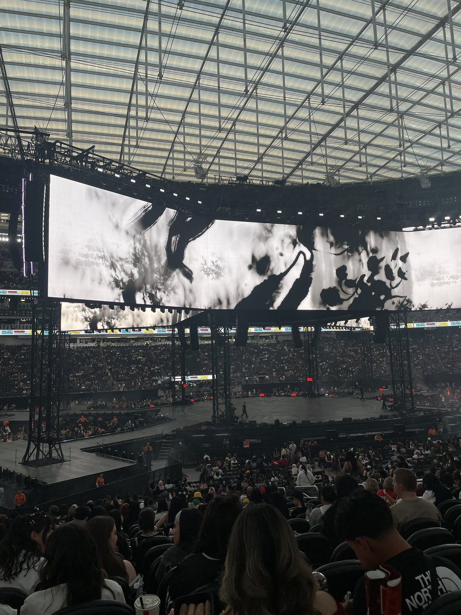 spiderlees's tweet photo. I need the whole stadium to JUMP https://t.co/tEz3ot2BG4