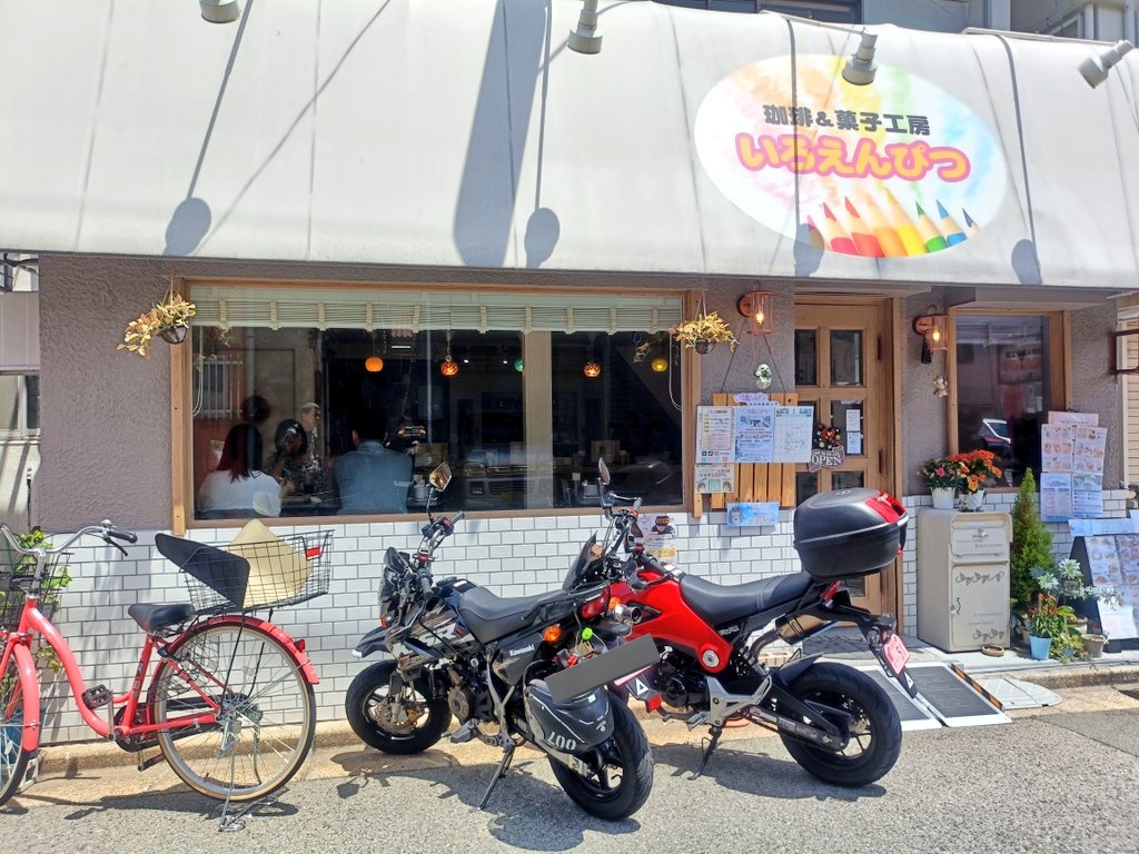ino_VTR250_GROM's tweet photo. 息子さん家にお土産を持って行ってから、(実は)3度目の #いろえんぴつ でランチを頂きます☺️🙏
今日は旦那さん、#がっつりニンニクのガーリックライス、私は #ワンプレートネギ塩牛タンつくね を注文💕
ガーリックの良い香りが…🤤
牛タンつくねも美味しかったです✨
ご馳走様です!
#グロム
#KSRpro https://t.co/SCrUWldY3c