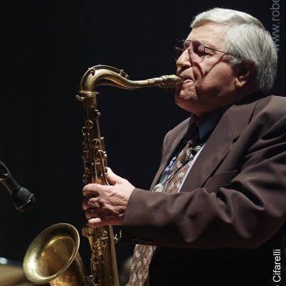 Jazz_Showcase's tweet photo. 鎌倉「Jazzの泉」オープンしています
今日5/24はイタリアのテナーサックス奏者ジャンニ•バッソの誕生日(1931年生2009年没)
イタリアを代表するテナーマン

👇は’59録音当時のグループメンバーだったオスカー•ヴァルダンブリニ(tp)とのクインテット盤
西海岸的な雰囲気に溌剌さも加味され中々いいです https://t.co/jAliXosY8x
