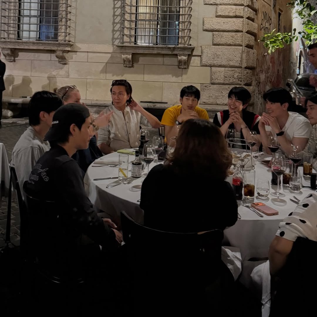 PaGhostRider01's tweet photo. ชนแก้วยังลูก นั่นระดับคอทองแดงทั้งโต๊ะ 5555555555 https://t.co/nuVg7ghEKT