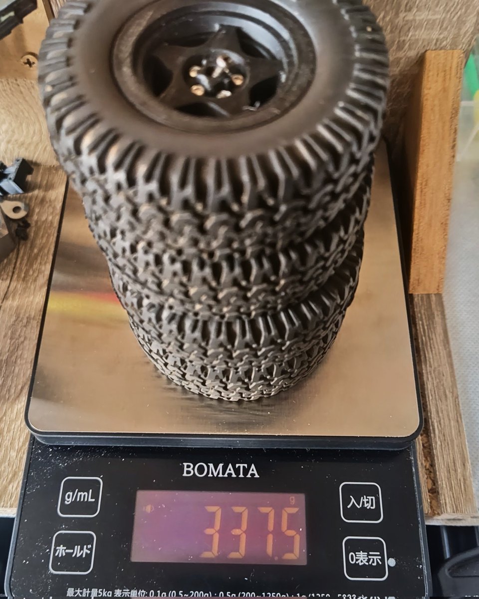 bojirou's tweet photo. WPL C74(JA11型)にも使えるよう84LSXと部品共通化を図った新74LSX(試作)を装着。
リーフのアクスルラップ耐性も調べたいのでホイールとボディにウェイト付けて1.4Kgまで肥満…いや小太り化。
標準ESCとモーターじゃもたないか…でも交換するのめんどい🤣
え？イヤイヤしてるこの時間が勿体ないって？w https://t.co/V3rT6ofnc1