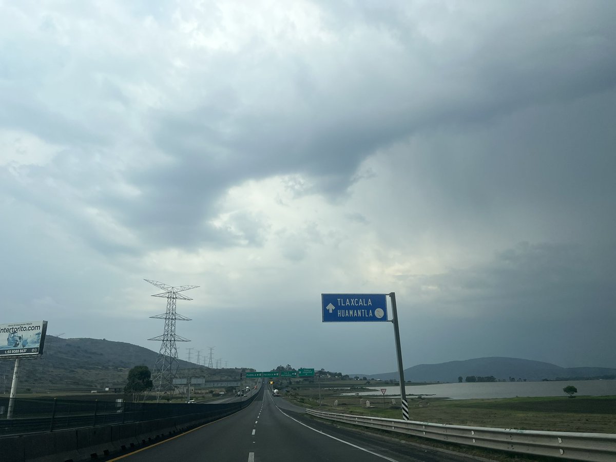 lalofave's tweet photo. #DiosNosCuide #carreterra #lluvia El camino es para recorrerlo… https://t.co/HWr16ltKi2