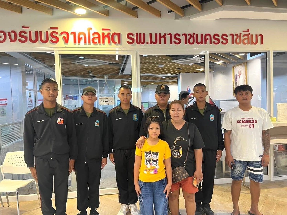 why_thahan's tweet photo. ร.3 พัน.2 ร่วมใจบริจาคโลหิต หลังได้รับการประสานขอความช่วยเหลือจากครอบครัวของ พลทหาร สรธร เดือนขุนทด  เนื่องจากน้องสาวซึ่งกำลังตั้งครรภ์ได้ 7 เดือน ประสบภาวะเลือดจาง และมีความจำเป็นเร่งด่วนที่ต้องใช้โลหิตในการรักษาตัว ณ โรงพยาบาลมหาราชนครราชสีมา อ.เมือง จ.นครราชสีมา https://t.co/Hk9sJrri56