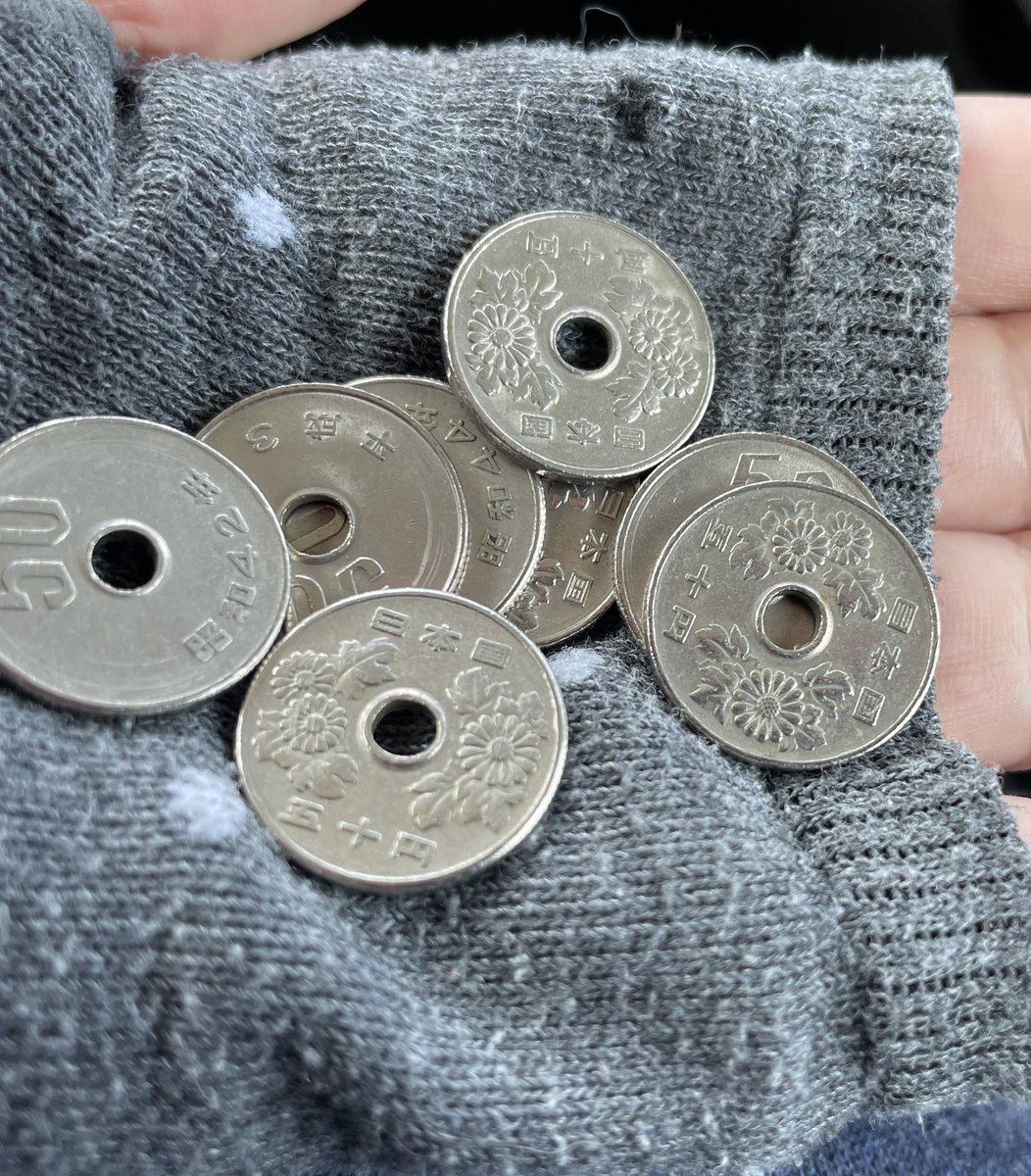 nirakkuma1's tweet photo. 10円玉でいっぱいの財布に、おつり400円分が全部50円玉で出てきた日曜のお昼前。 https://t.co/RImCqkXS7z