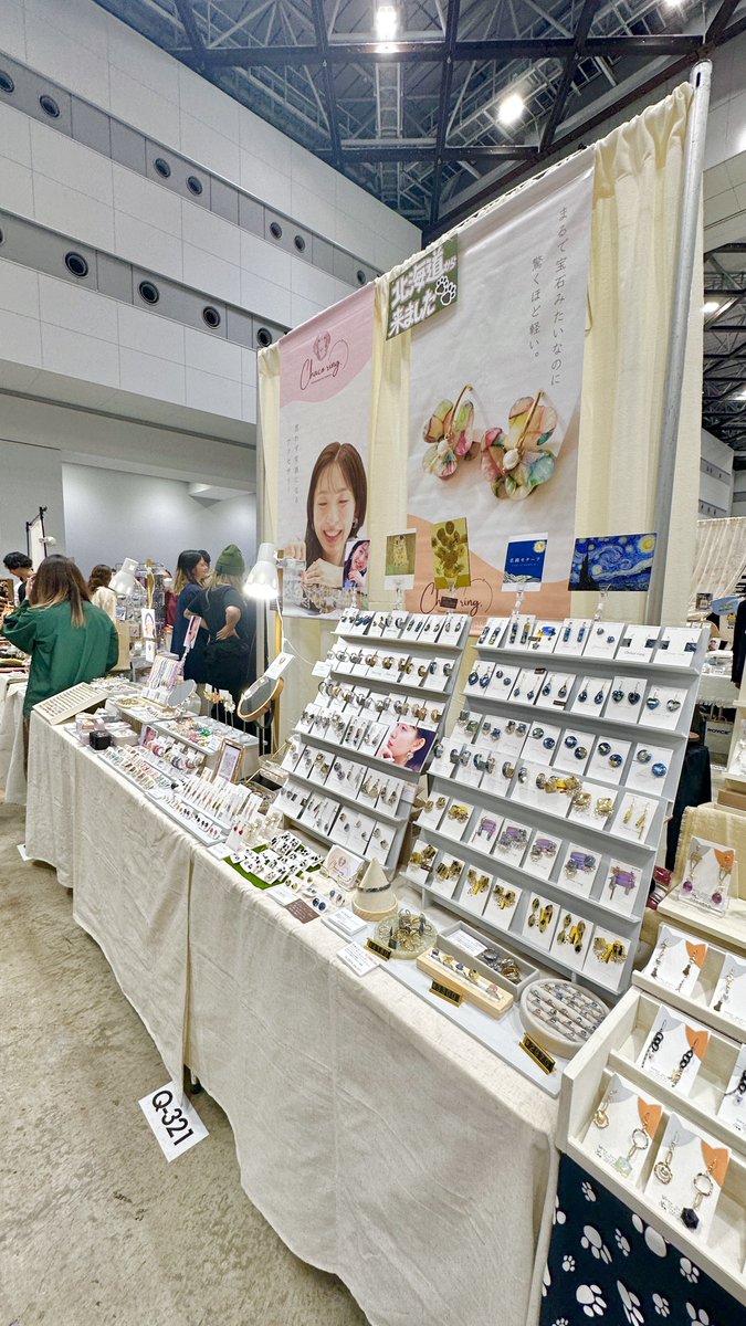 chaco_ring_'s tweet photo. #デザフェス63
始まっておりますー！！

ポリマークレイの
驚くほど軽いアクセサリー��

南館4階 Q-320,321でお待ちしております！！ https://t.co/fYg2h9lDyN