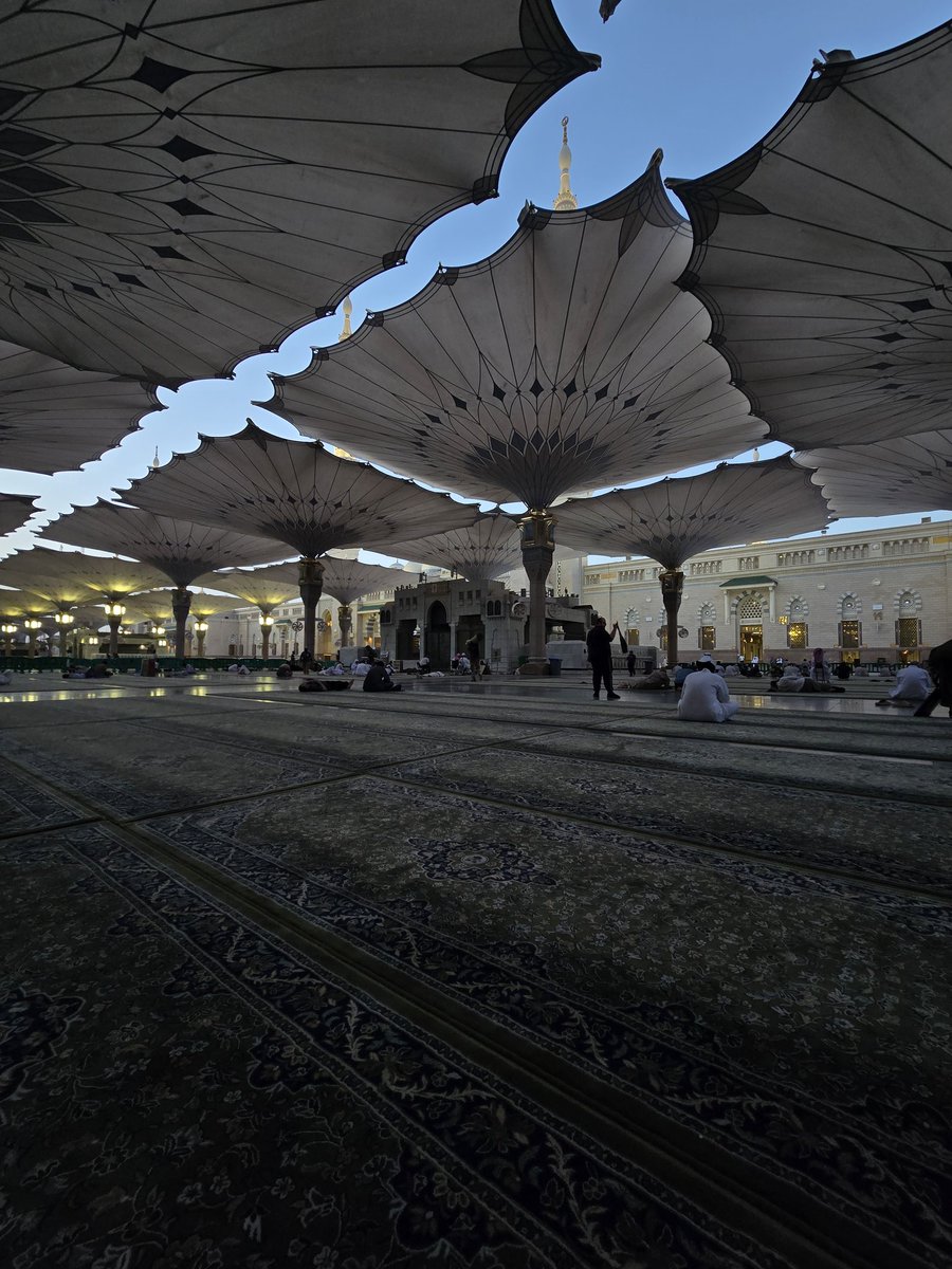 sukkaryeater's tweet photo. A difference of 30 mins!

#madinah https://t.co/MFe1uYiGVs