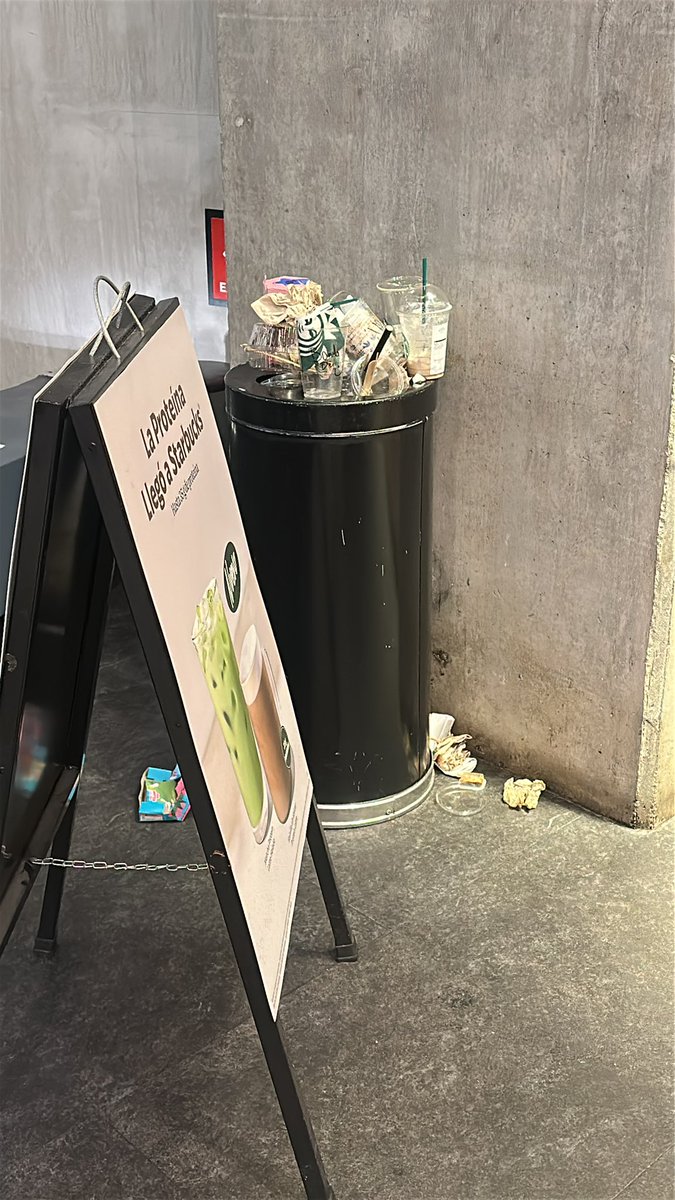 armandomzarate's tweet photo. @StarbucksMex plaza ámbar Chiapas todo sucio, me tuve que salir de verdad que falta de Higiene. https://t.co/OlvFk3gCMD