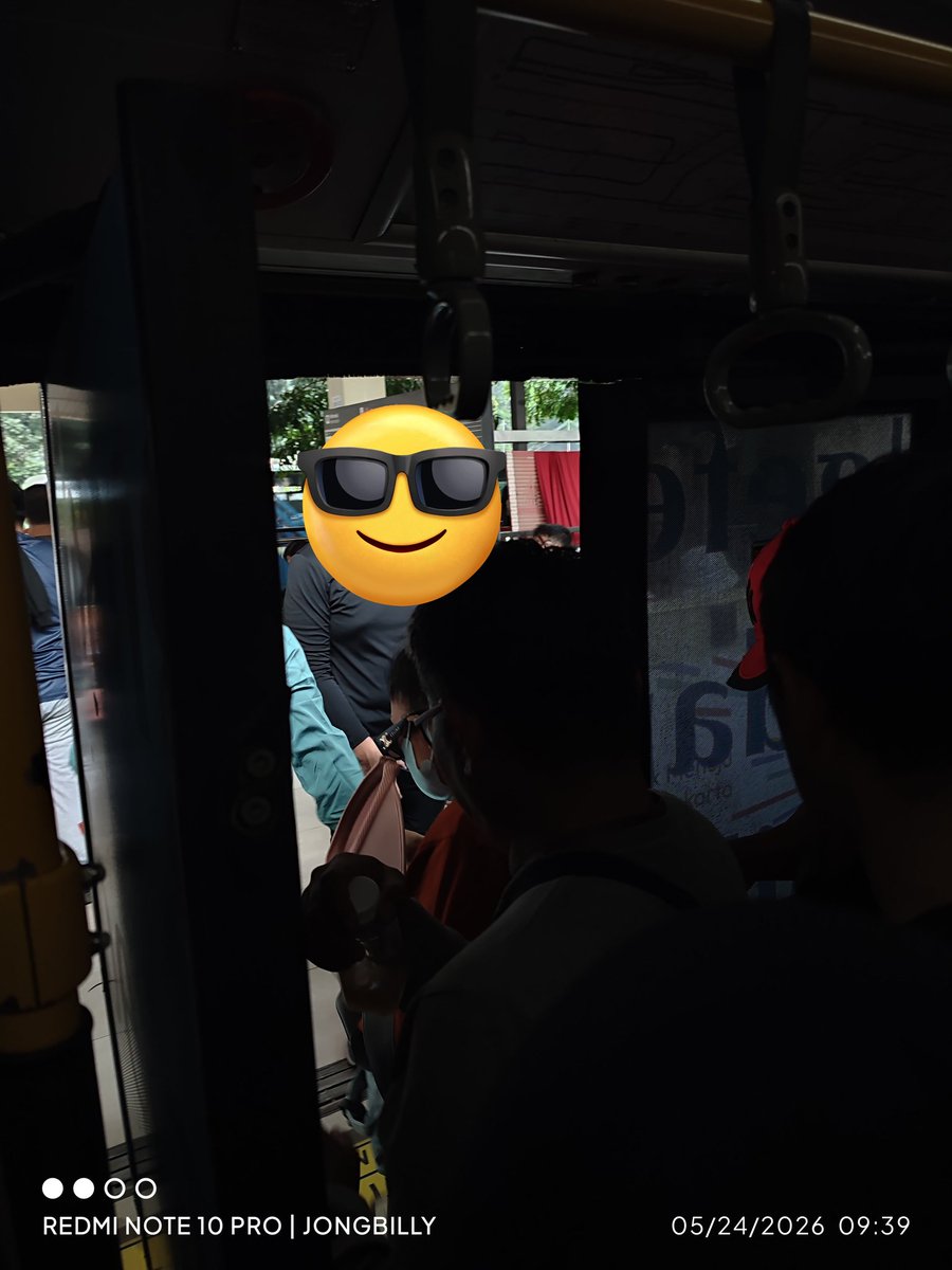 kitblackit's tweet photo. Min @PT_Transjakarta rute 1 BlokM-Kali Besar, DMR 0731, mohon dilakukan pengecekan dan service pintu belakang bagian gandeng baik kiri maupun kanan hanya terbuka 1 https://t.co/KhGQvTaRW6