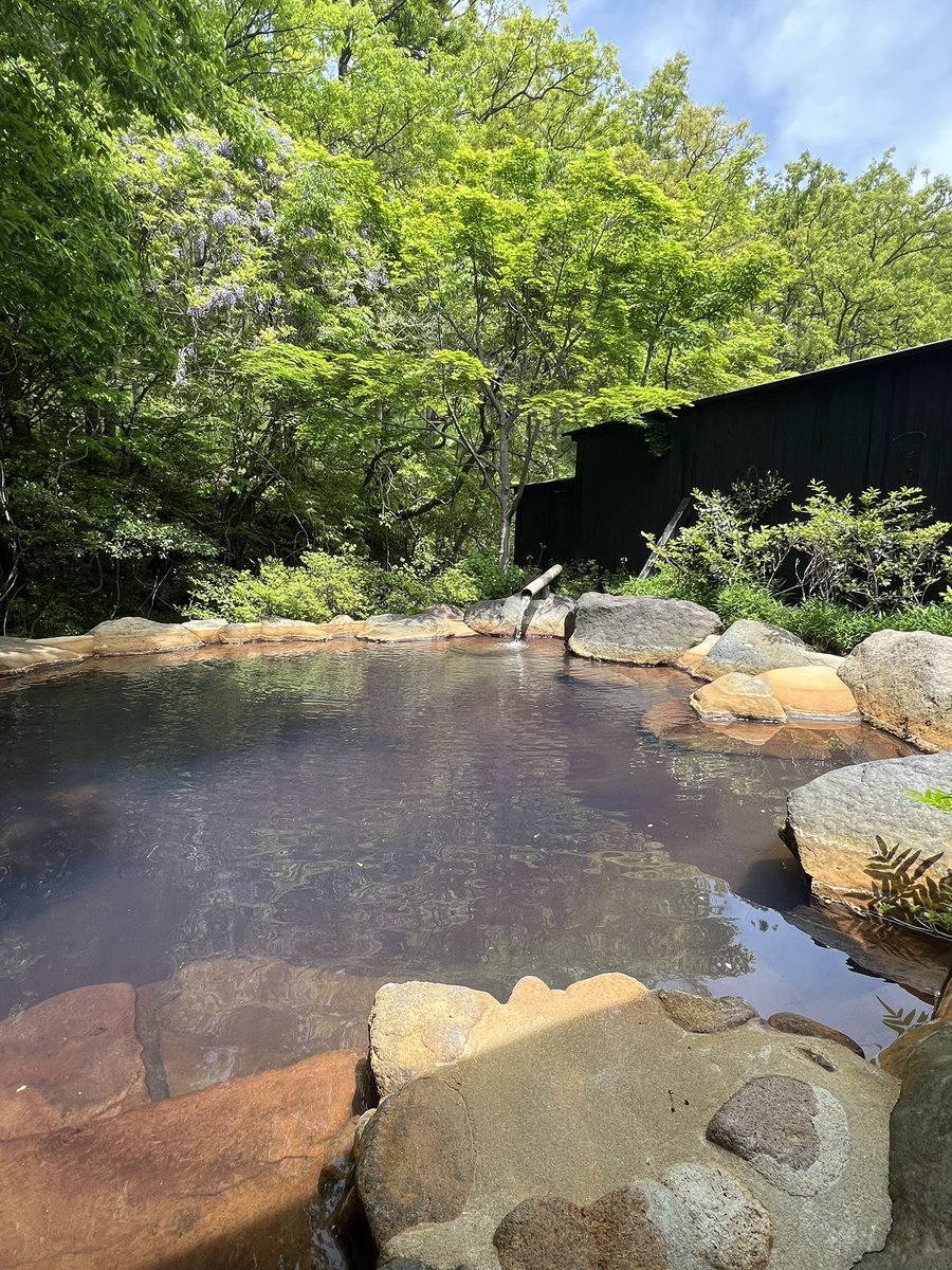 chagiha_rkbtv's tweet photo. 黒川温泉「深山山荘」へ行ってきました。川の音を聴きながら入る温泉は本当に格別…心の底からリラックスできました。

まるで里山！茅葺屋根で全室がプライベート感満載の「離れ」で、いつでも入れる贅沢な温泉♨️地元産の食材を使った料理も最高でした！

詳しくは5/31のチャギハ！でお伝えします！ https://t.co/NsxAt7V4Cb