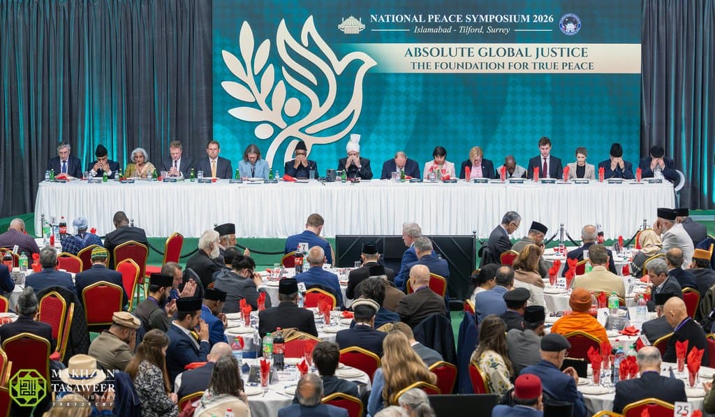 s_a_dar___'s tweet photo. Khilafat teaches us to save lives, but not to divide humanity.

Khilafat teaches us to love mankind, but not to spread hatred.

Khilafat teaches us to serve humanity, but not to judge faiths.

Khilafat teaches us to build peace, but not to break society.

#KhilafatForPeace https://t.co/7eS7BydIn9