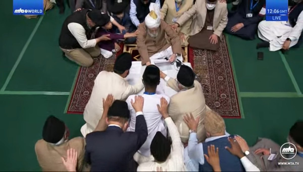 s_a_dar___'s tweet photo. Khilafat teaches us to save lives, but not to divide humanity.

Khilafat teaches us to love mankind, but not to spread hatred.

Khilafat teaches us to serve humanity, but not to judge faiths.

Khilafat teaches us to build peace, but not to break society.

#KhilafatForPeace https://t.co/7eS7BydIn9