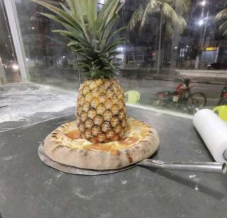 giselleglezv's tweet photo. ¿La pizza con piña es un crimen o una obra de arte? Abro debate 🤭 https://t.co/pMFOJuyuwj