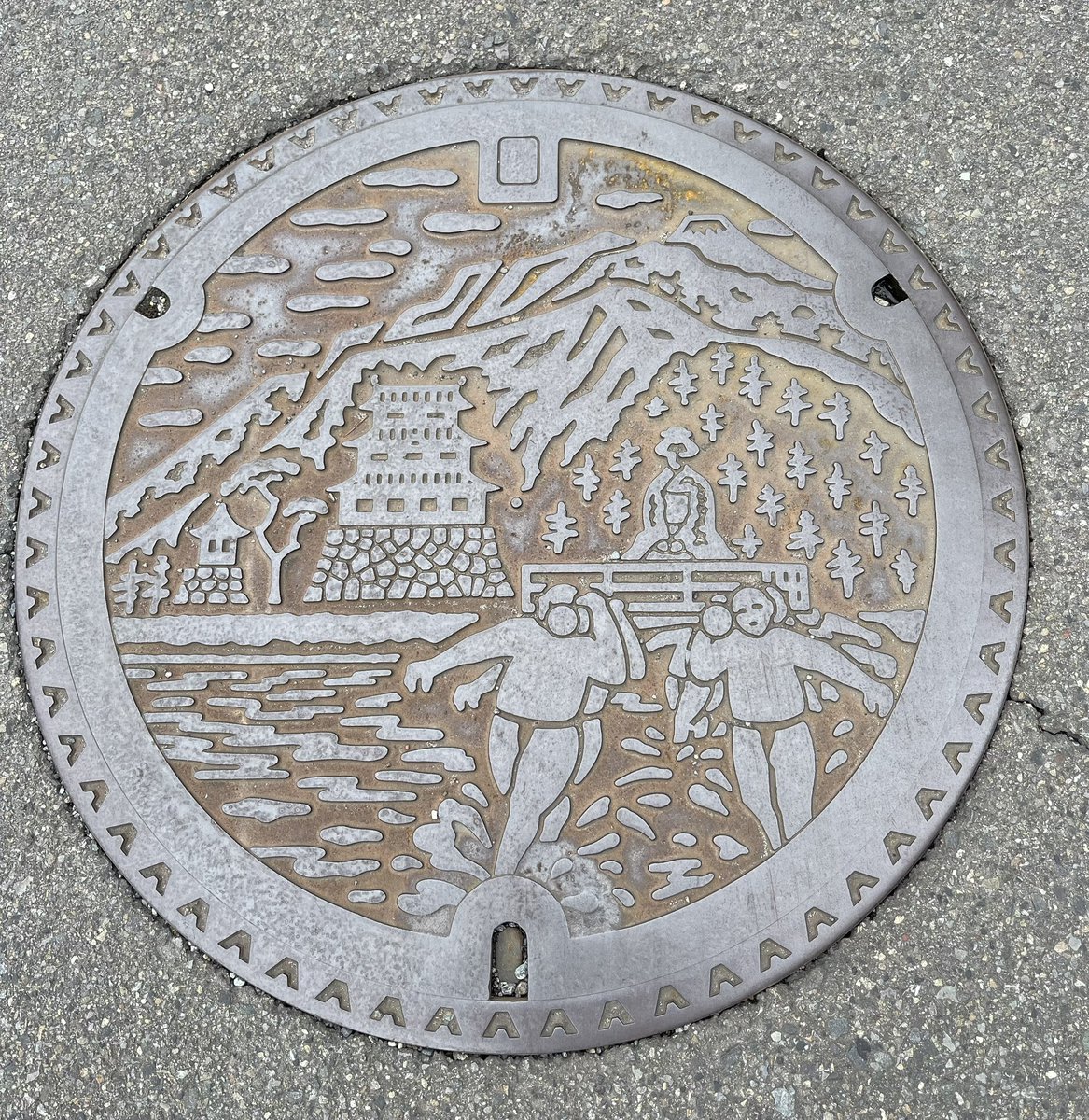 stonepineprime's tweet photo. Near Odawara Castle, Hotaruda’s manhole cover game is on point. https://t.co/hvB7Am6bN3
