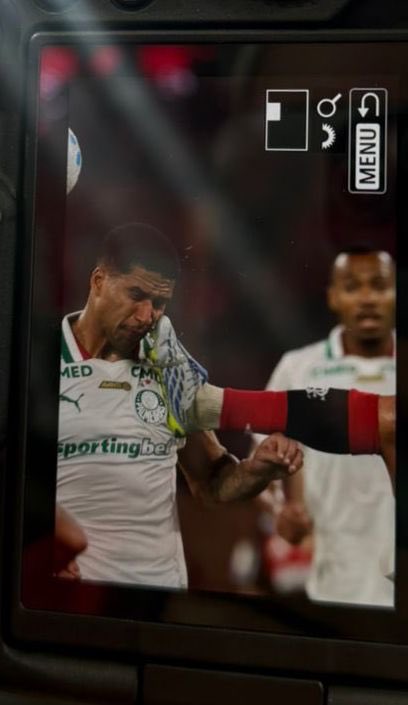 EstagiarioVasco's tweet photo. 🚨 ESCÂNDALO 🚨

EXPULSÃO ABSURDA! 

O árbitro Davi Lacerda NÃO expulsou Murilo após uma entrada criminosa tentando quebrar o pé do colombiano Carrascal com uma bochechada. 

Agora, o Clube de Regatas do Vorcaro deve entrar com reclamação formal no STJD, CBF e até na Netflix para garantir que o juiz nunca mais apite um jogo do Flamengo.

No Brasil, a arbitragem virou entretenimento.