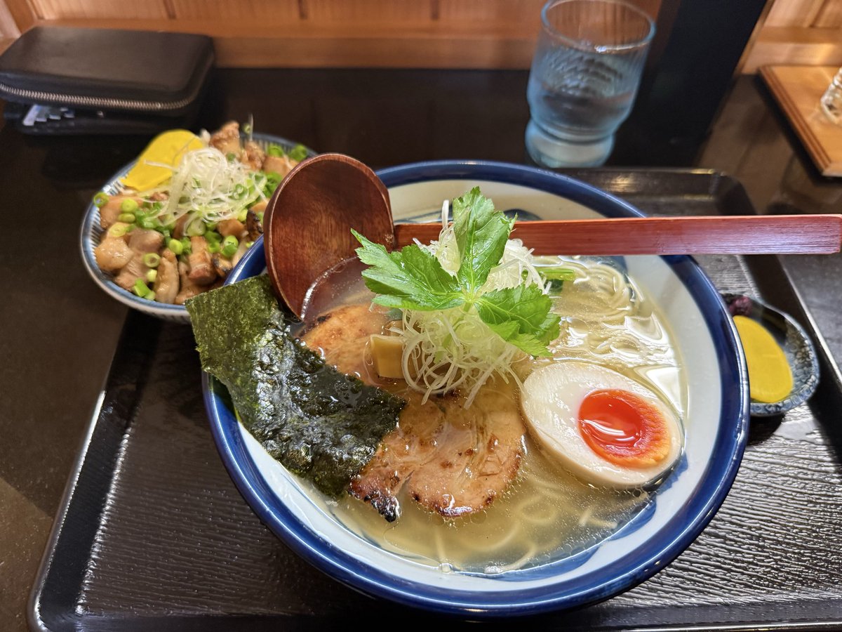 ramu170517's tweet photo. ラーメン拓
ゆず塩ラーメンとチャーシューご飯
この辺りでは、食べられないようなラーメンでとてもおいしかったദ്ദിᐢ- ̫-ᐢ₎
チャーシューご飯は味がくどくなく、最後まで美味しく食べられ☺️👍ご馳走様でした！ https://t.co/EPD28thFzt