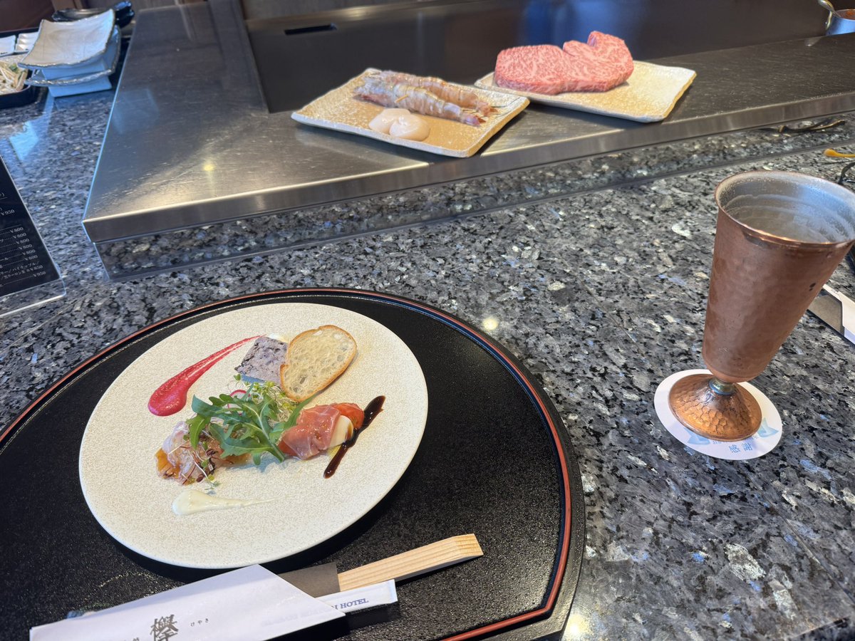 yabusameeeeeeee's tweet photo. ホテル最上階のラウンジ併設鉄板焼
死ぬほど高いけどその分美味しかった https://t.co/eVtp1C7F5z