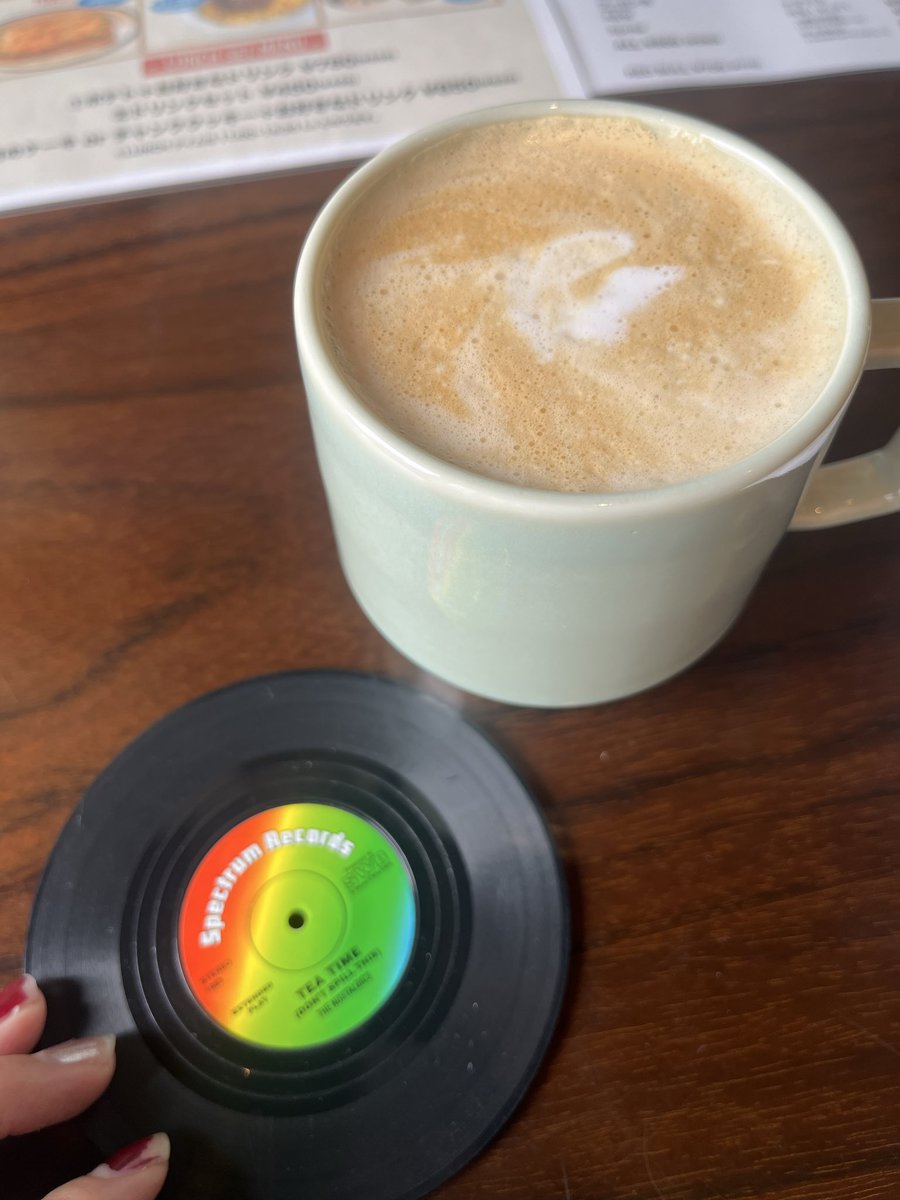 pole_shuu's tweet photo. 朝練後のカフェラテ☕️
たまたまポールダンススタジオを経営している同じビルにカフェもあって、筋肉酷使した後に五臓六腑ならぬ四肢に広がってキメられるー🥹
レコードコースターもかわゆかった🥺 https://t.co/HAT7KVkB2P
