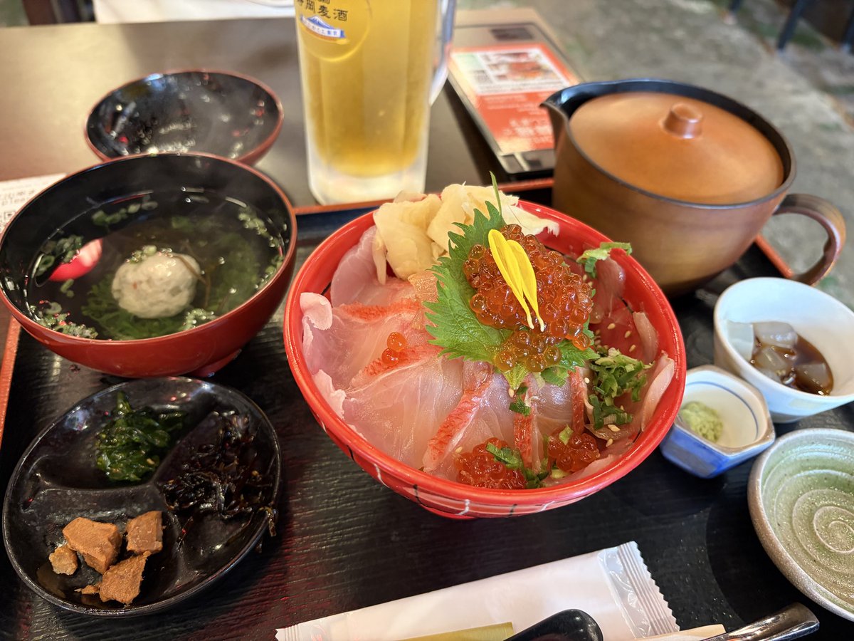 coruta's tweet photo. 熱海でランチ
行こうとしてたお店はどこも並んでたから
ビールが半額にひかれて徳造丸さんへ。
金目鯛が漬けと2種類なのが嬉しい😋
小鉢的なヤツもビールのつまみでいい感じ https://t.co/XFaLj0DzQo