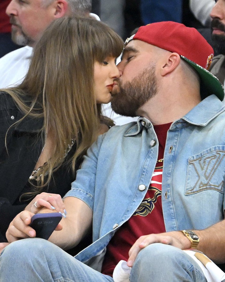 ChicksInTheOff's tweet photo. We can’t get enough Taylor Swift &amp; Travis Kelce NBA courtside content 🏀 https://t.co/Cxsk9ncHlY