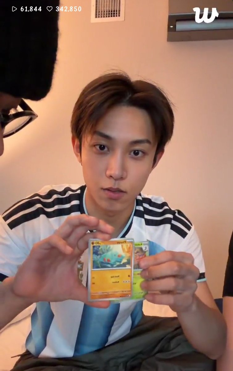 bangeryul's tweet photo. tengah2 kemas binder poca dia tetiba member buat live tunjuk poca pokemon 🤡🤡🤣 https://t.co/VQDrqA6gn0