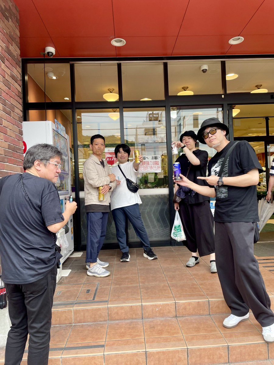 onichida4's tweet photo. 昨夜はGRIND HOUSEさま
HOLD ON TIGHT vol.1
ぶちかましてきました🍺
多数のお客さまに応援して
���きまして大変オモロかったです。
他の出演バンドさまもレベル高くて
楽しかったし、GRIND HOUSEさまの
音響も素晴らしくてぶち上がりました⤴︎お疲れ様でした。

#出演者の中で最年長おじさんバンド https://t.co/rl7KOogfXN