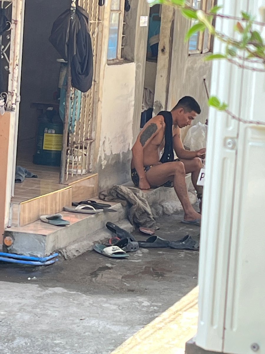 slimmm_me's tweet photo. what’s up, twitter world! natutukso na naman ako sa another kapitbahay na construction worker, ugggh ang sarap nya 🤪 #altermalolos #alterbulacan https://t.co/ul4uRguHsJ