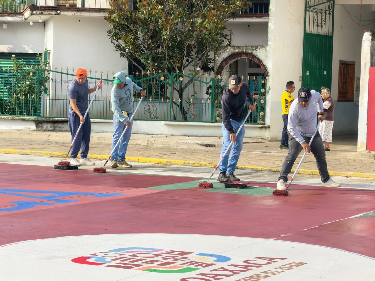 tequiobienestar's tweet photo. Junto al Ayuntamiento de la Villa de Zaachila y en equipo con vecinas y vecinos, recuperamos la cancha de básquetbol 🏀 de la comunidad. https://t.co/XCPYobaDOU
