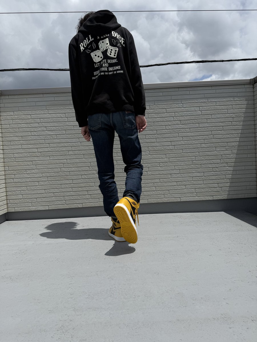 Kurisuke0605's tweet photo. おはようございます☁️☁️

昨日はキンキラキンを引けたので……ついに今日は……キンキラキンを履いて行こうと……💭💭

とはいえ、どこも行くとこは無い……。
今日も一日ご安全に〜。

頭: 伝説の頭
服: サブローパーカー
パンツ :着古したジーンズ
靴 : Nike Air Jordan 1 High OG "Pollen"

#サブロー着画モデル第1期生 
#サブロー着画
