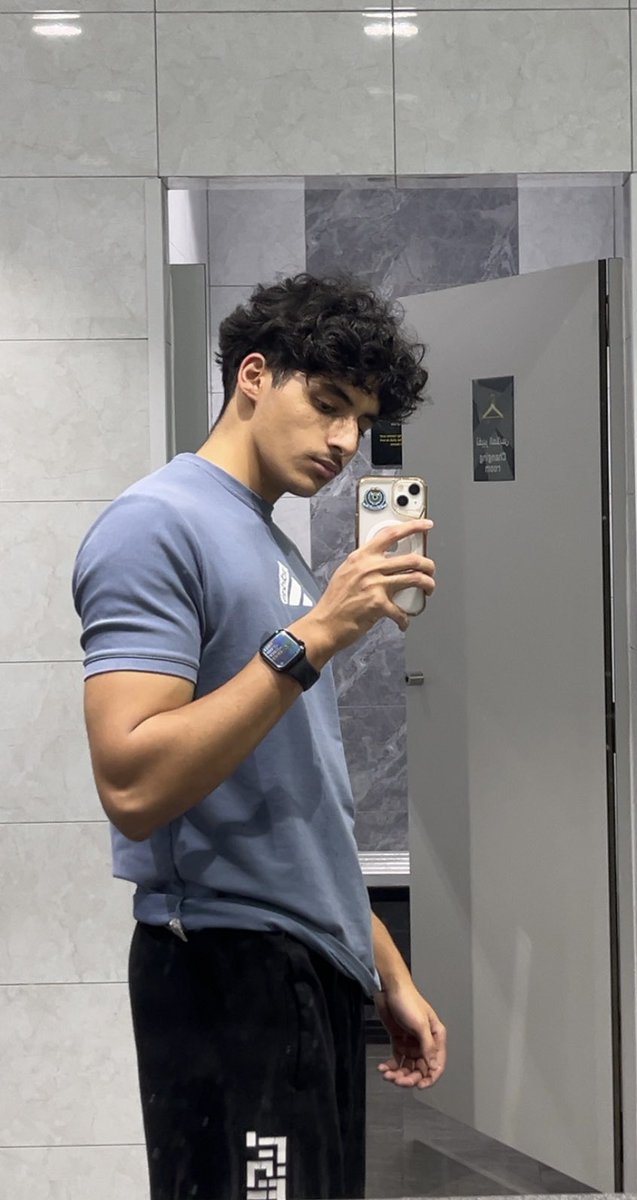 f5an_'s tweet photo. Legs day🦵 https://t.co/wOv8PyXJrm